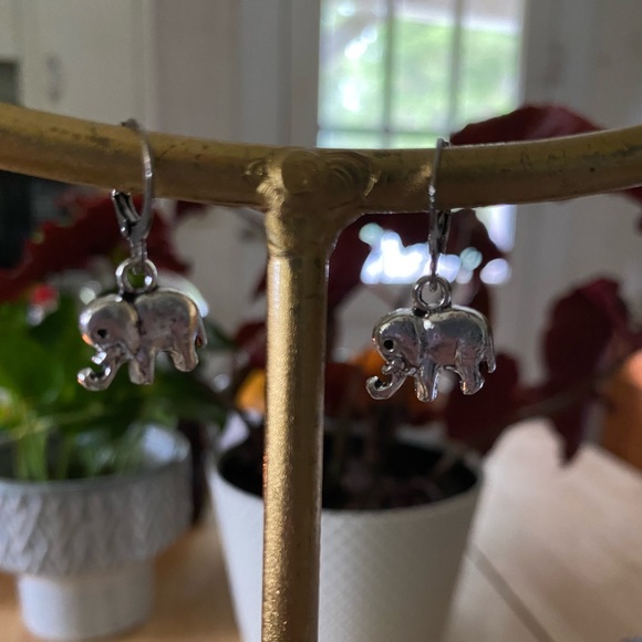 MAKE ME AND OFFER  NWT Silver Metal Elephant Huggie Earrings - Picture 2 of 3